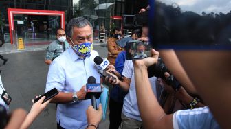 Ketua DPRD DKI Jakarta Prasetyo Edi Marsudi menjawab pertanyaan wartawan usai menjalani pemeriksaan di Gedung Merah Putih KPK, Jakarta, Selasa (22/3/2022).  ANTARA FOTO/Reno Esnir
