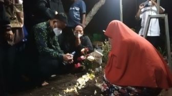 Tangis Keluarga Iringi Pemakaman AKBP Beni Mutahir di Malang