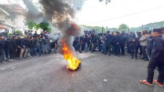 Demo Mahasiswa di Malang Tuntut Menteri Perdagangan Muhammad Lutfi Dicopot