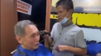 The Real Crazy Rich Jusuf Hamka Pilih Potong Rambut di Tukang Cukur Kaki Lima Cuma 20 Ribu Perak, Warganet Riuh