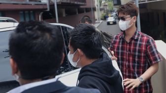 Aktor Rizky Billar tiba untuk menjalani pemeriksaan di Bareskrim Polri, Jakarta, Selasa (22/3/2022). [Suara.com/Angga Budhiyanto]