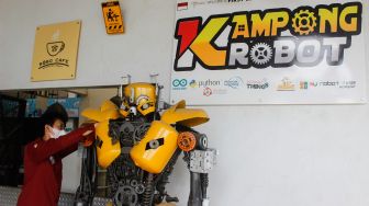 Seorang peserta pelatihan merakit Robot-robot hasil karyanya di Kampong Robot, Ciputat, Tangerang Selatan, Banten, Senin (22/3/2022).[Suara.com/Septian]