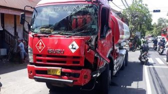 Truk Nabrak Motor dan Warung di Batubulan, Begini Akhirnya