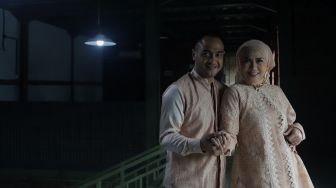 Pasangan artis Ferry Irawan dan Venna Melinda berpose sebelum acara resepsi pernikahan mereka di Studio TOHA, Ciputat, Tangerang Selatan, Banten, Rabu (23/3/2022). [Suara.com/Angga Budhiyanto]