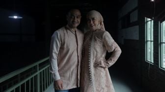 Pasangan artis Ferry Irawan dan Venna Melinda berpose sebelum acara resepsi pernikahan mereka di Studio TOHA, Ciputat, Tangerang Selatan, Banten, Rabu (23/3/2022). [Suara.com/Angga Budhiyanto]