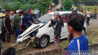 Toyota Agya Rusak Parah Ditabrak Kereta Api di Cianjur, Begini Kondisi Penumpangnya