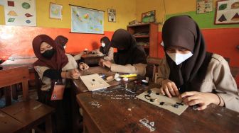 Siswa Bogor Belum Boleh Lepas Masker di Lingkungan Sekolah