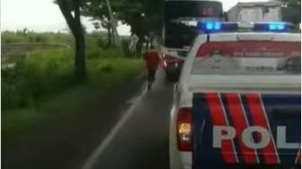 Bus Lawan Arah di Lamongan Dipukul Mundur Mobil Polisi, Warganet: Auto Ditilang