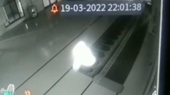 Viral CCTV Rekam Sosok Bercahaya Duduk dalam Masjid di Lipat Kain Kampar