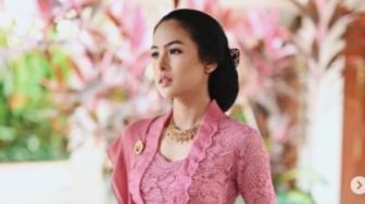 Gaya Anggun Maudy Ayunda saat Pakai Kebaya, Bak Putri Keraton!