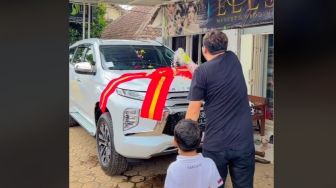 Bisa Beli Mitsubishi Pajero Sport, Sekeluarga Guyur Mobil dengan Air Kembang saat Tiba di Rumah