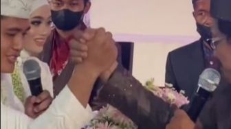 Viral Pengantin Pria dan Mertua Malah Adu Panco Saat Akad Nikah, Calon Istri Ketawa