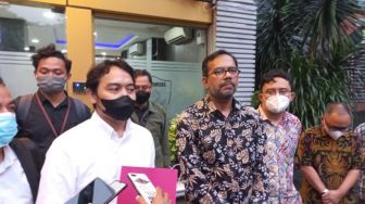 Sambangi Polda Metro Jaya, Haris Azhar Serahkan Bukti Dokumen Dugaan Keterlibatan Luhut Dalam Skandal Tambang di Papua