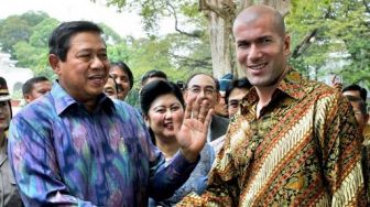 Pesepak Bola yang Pernah Pakai Batik Indonesia, Nomor Satu Legenda Real Madrid Zinedine Zidane