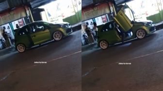 Pria Modifikasi Pintu Mobil Bak Lamborghini, Warganet Ketar-ketir Copot: Kayak Mesin Potong Kertas Fotokopi