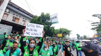 Tuntut Tarif Dikembalikan Rp8.000, Massa Driver Ojol Geruduk Kantor Gojek di Jogja