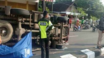 Malangnya Nenek Kaminem Tertimpa Mobil Box Saat Seberangi Jalan di Magetan, Begini Kondisinya