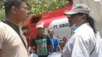 Viral Video Truk Tangki BBM &#039;Kencing&#039; di Jalan, Pihak Pertamina Bereaksi