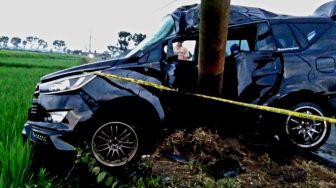 Mobil Oleng Tabrak Tiang Listrik di Moyudan, Satu Penumpang Tewas