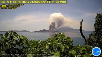 BREAKING NEWS! Gunung Anak Krakatau Meletus, Tinggi Kolom Abu Capai 1.157 Meter