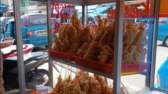 Bisa Jadi Ide Bisnis! Pedagang Sate Krispi Ini Punya Omzet Sekitar Rp23 Juta Sebulan