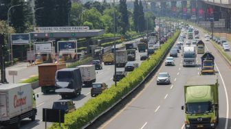 Kendaraan melintas di ruas jalan tol Fatmawati 2, Jakarta, Kamis (24/3/2022). [Suara.com/Septian]