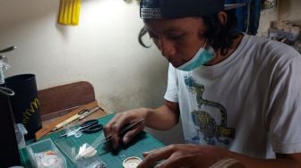 Produk Jam Tangan Kayu dari Limbah Skateboard di Solo, Diminati hingga Mancanegara