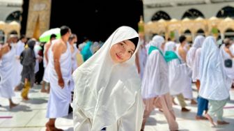 10 Pesona Fuji Umrah di Tanah Suci, Dipuji Makin Cantik Pakai Hijab