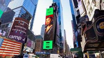 Terpampang di Times Square, Marion Jola Disandingkan dengan Avril Lavigne dan Yoyo Sham