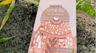 Ulasan Buku Mencari Kepala untuk Ibu, Pembukaan Kisah yang Memukau