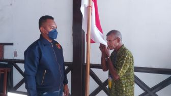 Cium Bendera Merah Putih, KASAD Tentara Pembebasan Nasional Papua Barat Ikrar Setia ke NKRI