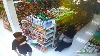 Viral Ibu-ibu Nekat Curi Minyak Goreng di Minimarket, Aksinya Terekam CCTV