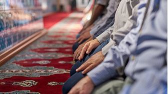 Publik Heran Baca Jadwal Pembicara dan Tema Tarawih Masjid Kampus UGM: Selesai Ramadhan Jadi Sarjana