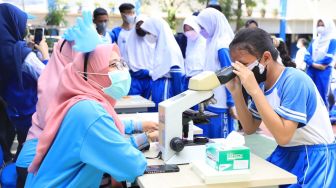 Edukasi TBC Lebih Mematikan dari Covid-19, Siswa Diajak Melihat Virus TBC