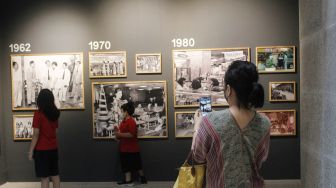 Suasana di depan instalasi relief di pusat perbelanjaan Sarinah,Jakarta, Kamis (24/3). [Suara.com/Foto]