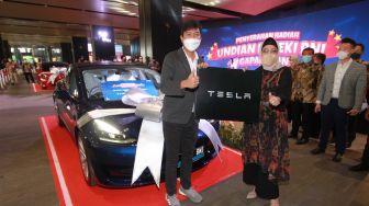 BNI Serahkan Hadiah Utama Mobil Listrik Mewah Tesla kepada Pemenang Undian