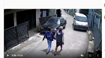 Viral! Habis Gandeng Tangan Ayang, Pemuda Terekam CCTV Curi HP di Pasar Rebo