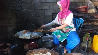 Sadar Kerupuk Tak Bisa Renyah kalau Direbus, Sri Nuryati Rela Berburu Minyak Goreng Mahal Demi Hidupi Keluarga