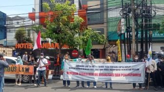 Tolak Omnibuslaw, Buruh Demo Bubarkan Konsolidasi Pemkot Semarang