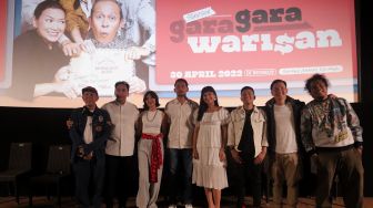 Para pemain, sutradara, dan produser film Gara-Gara Warisan berfoto bersama usai menggelar acara konferensi pers di Metropole XXI, Jakarta, Kamis (24/3/2022). [Suara.com/Angga Budhiyanto]