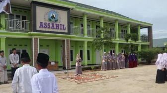Pimpinan Ponpes Assahil Lampung Timur beserta Istri dan Anak Tewas Kecelakaan, Ratusan Santri Kumandangkan Doa