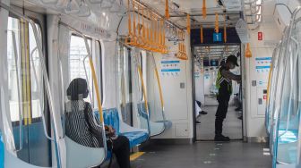 Sejumlah penumpang menaiki MRT di Jakarta, Kamis (24/3/2022).  [Suara.com/ Septian]