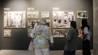 Suasana di depan instalasi relief di pusat perbelanjaan Sarinah,Jakarta, Kamis (24/3). [Suara.com/Foto]