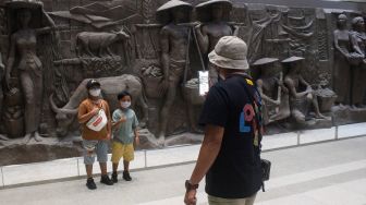 Patung Relief Era Soekarno di Sarinah Jadi Pusat Perhatian Pengunjung