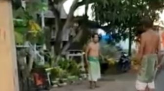 Bapak-bapak Perang di Pinggir Jalan, Saling Adu Senjata Berakhir Sarung Lepas, Warganet: Ingat Umur!