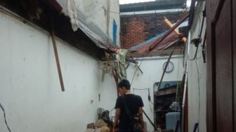 Angin Kencang Sebabkan Pohon Tumbang hingga Rumah Ambruk di Bekasi