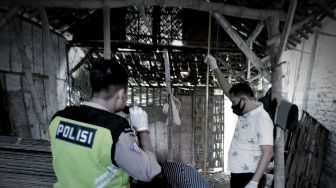 Ditinggal Istri Cari Kerja, Suami Ditemukan Gantung Diri di Dapur