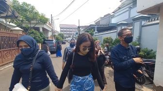 Doddy Sudrajat dan Mayang saat mendatangi rumah Haji Faisal di kawasan Srengseng, Kebon Jeruk Jakarta Barat, Jumat (25/3/2022). [Suara.com/Adiyoga Priyambodo]