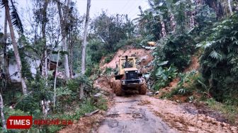 Tanah Longsor Menutup Total Akses Jalan Tulakan-Tegalombo Pacitan