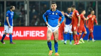 Ekspresi lesu Gelandang Italia Marco Verratti pada akhir pertandingan sepak bola play-off kualifikasi Piala Dunia 2022 antara Italia dan Makedonia Utara di stadion Renzo-Barbera, Palermo, Italia, Kamis (24/3/2022). [Alberto PIZZOLI / AFP]
